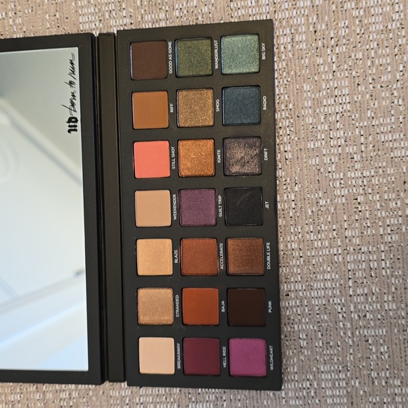 URBAN DECAY Born to Run Eyeshadow Palette - Picture 2 of 3